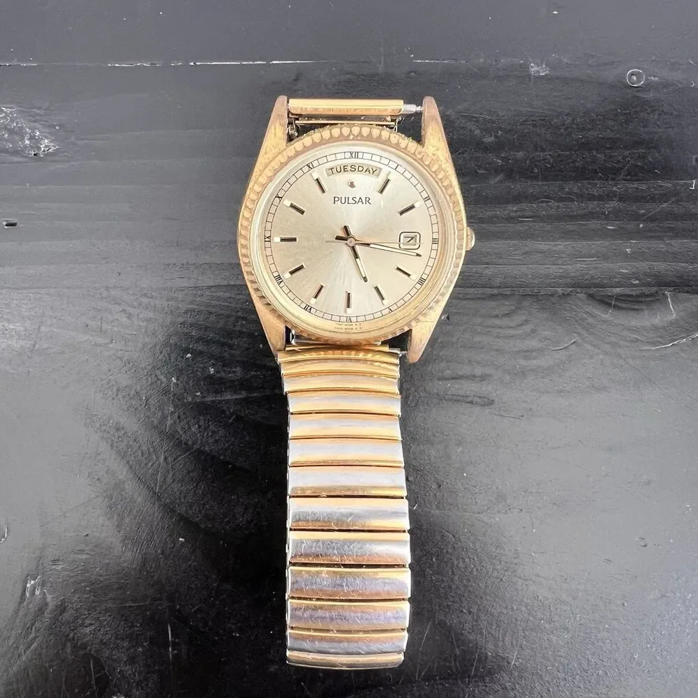Vintage Pulsar Presidential Mens Watch 35mm Day Date Gold Tone V744-X004 Bezel